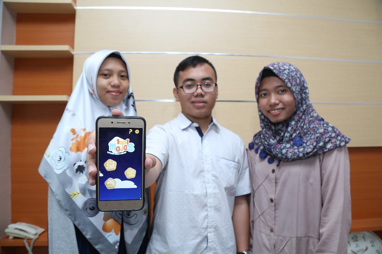 From left to right: Dini, Shodiq, and Wulan the initiators of the 1001 Majas application.  